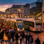 Foule attendant le tramway et le bus TaM à Montpellier au crépuscule.