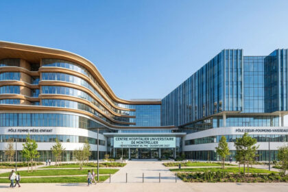 Rendu architectural de l'extension du CHU de Montpellier, moderne et lumineux, sous un ciel bleu clair.