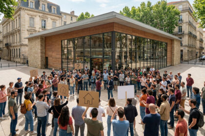 Un groupe de personnes manifeste pacifiquement devant le magasin Monoprix aux studios Lunaret à Montpellier.