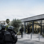 Membres du RAID en équipement tactique intervenant devant une salle de sport à Montpellier.